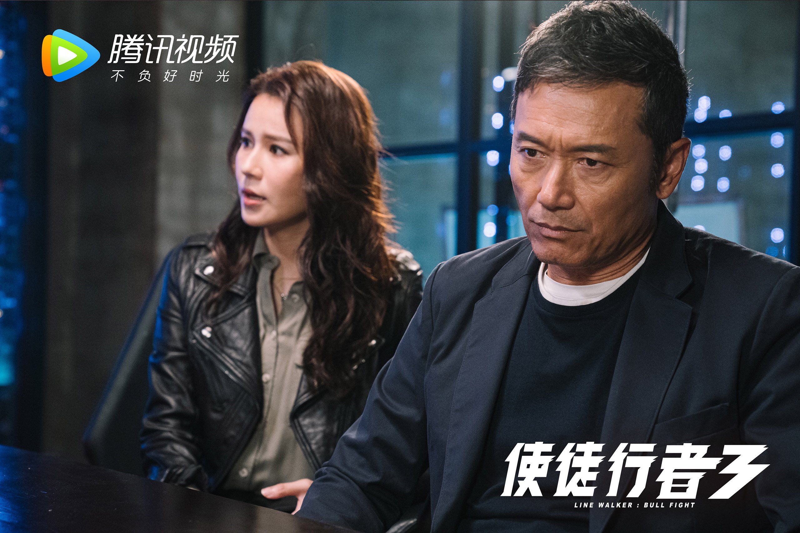 鱼鹰球迷聚集球场助威，为球队加油助力获胜，鱼鹰表演