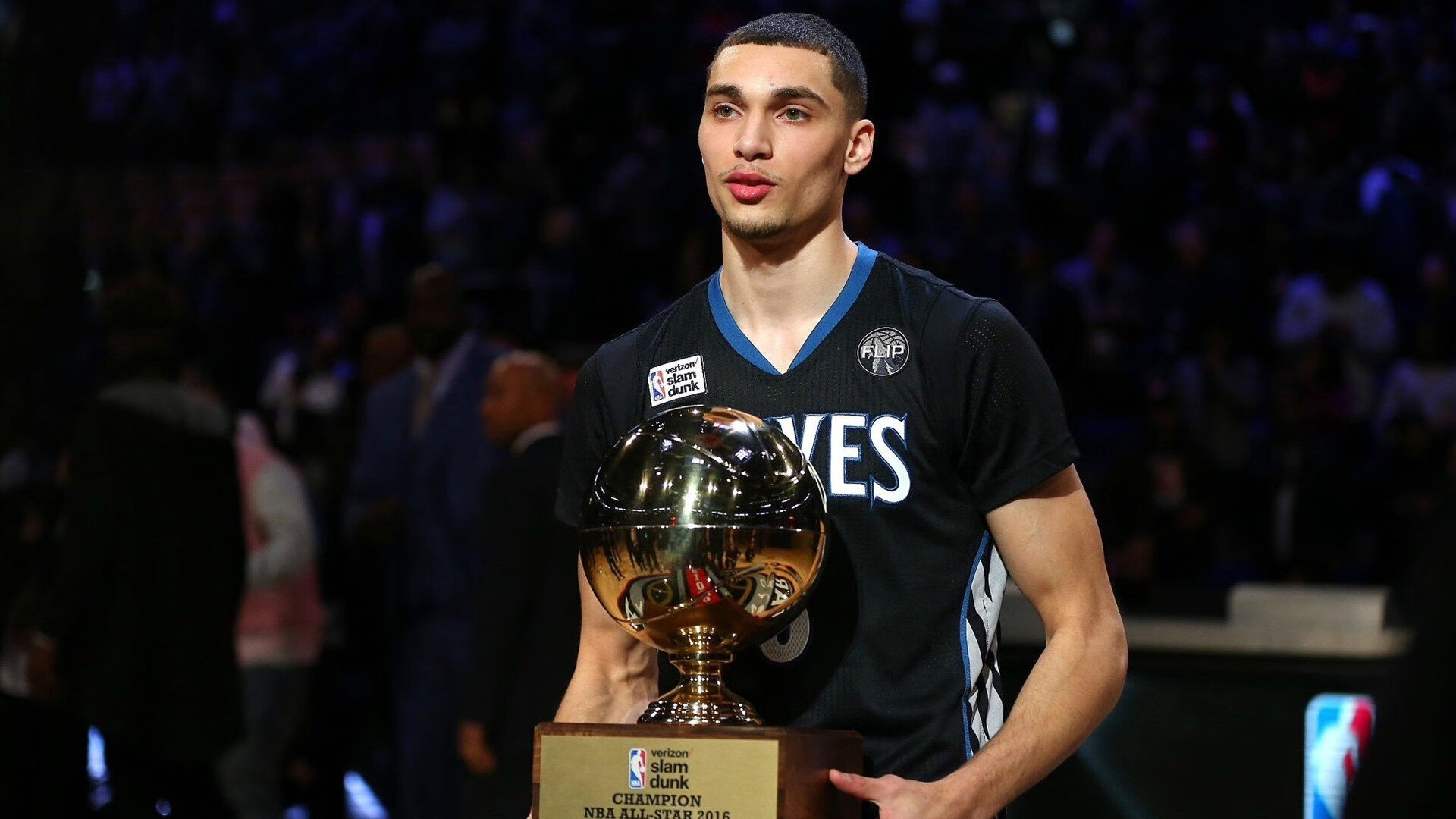 AIYOUXI.COM-史上最“恐怖”的防守瞬间:蒂伊在对抗重量级大个子时,完美封堵!